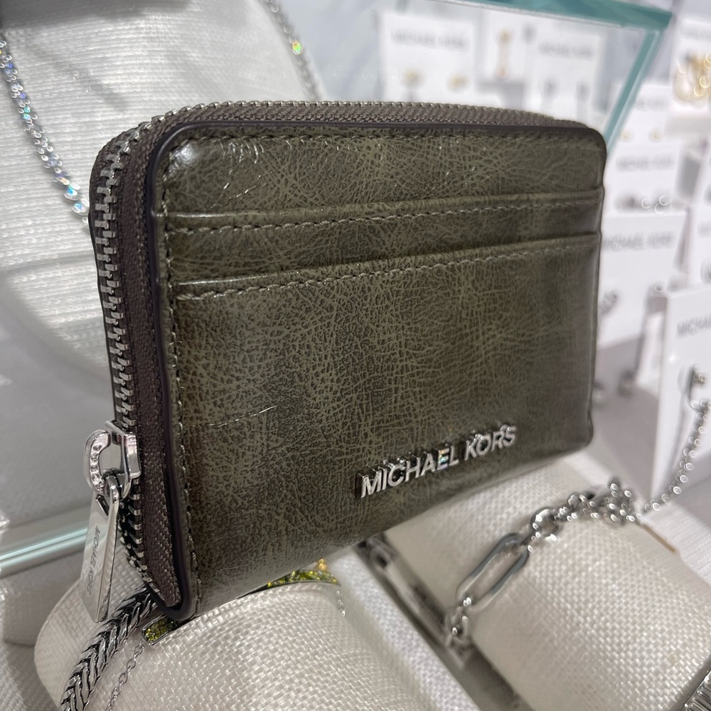 MICHAEL KORS Jet Set Medium Distressed Zip Around Card Case
Olive
NWT - Picture 16 of 16